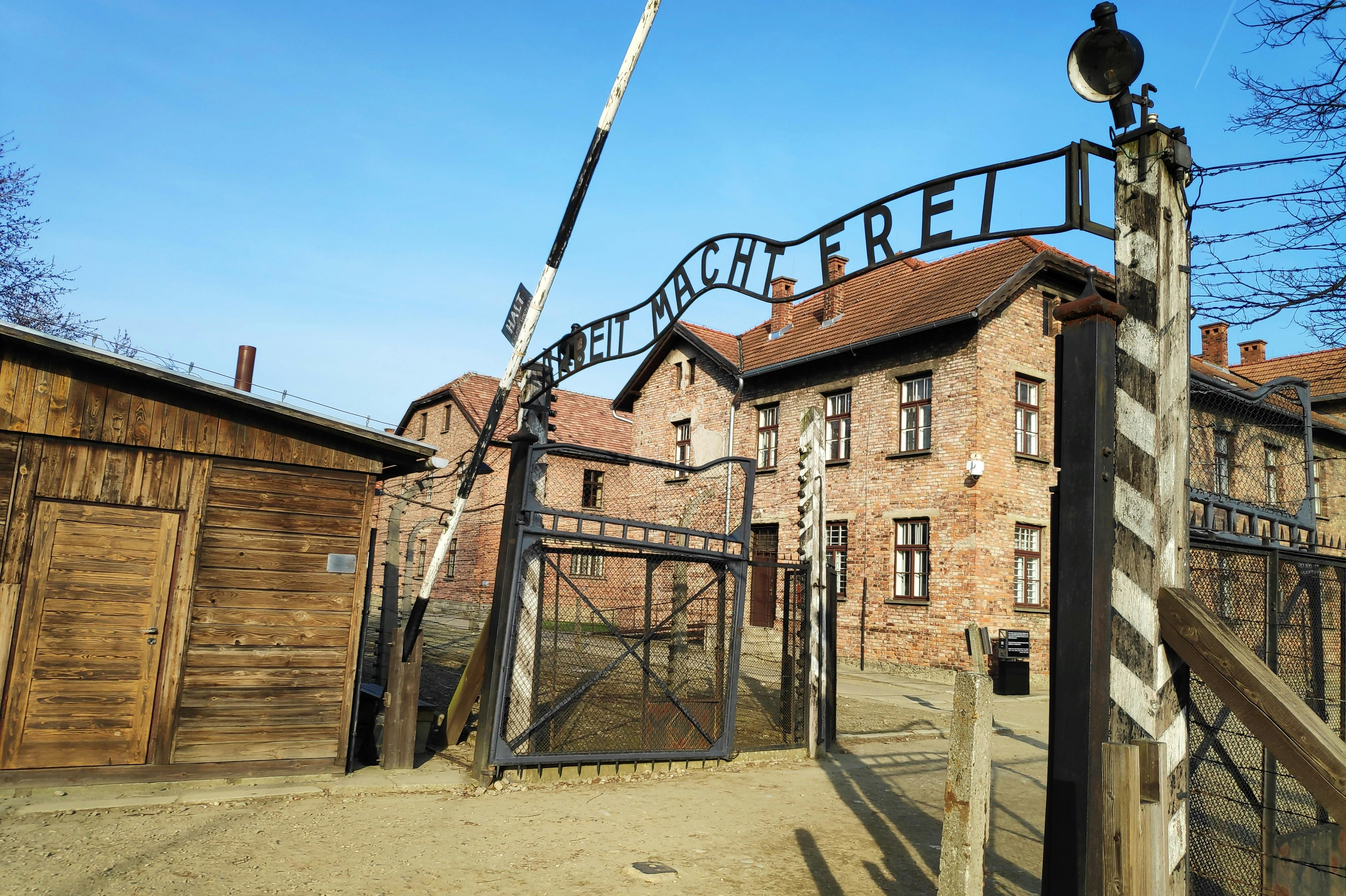 La puerta del trabajo te hace libre.