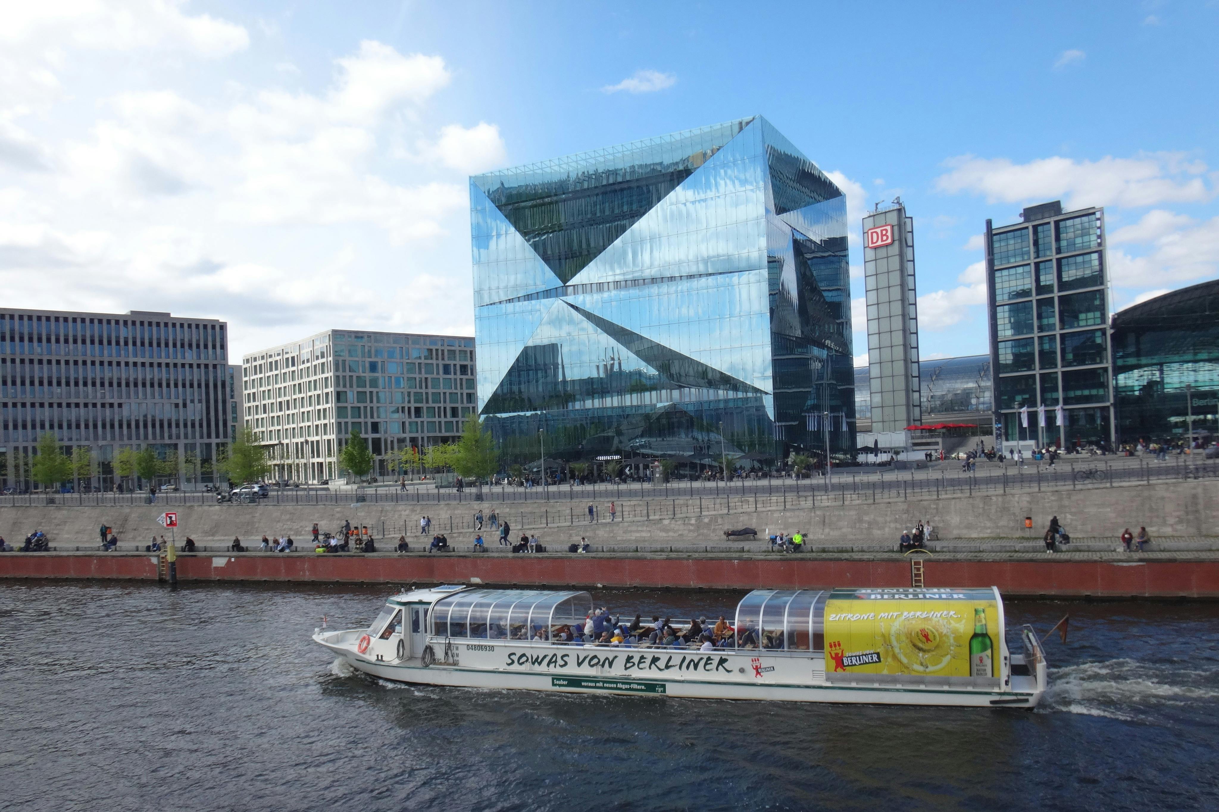 Cabrio-Schiff BärLiner vor dem neuen Berliner Hauptbahnhof und The Cube