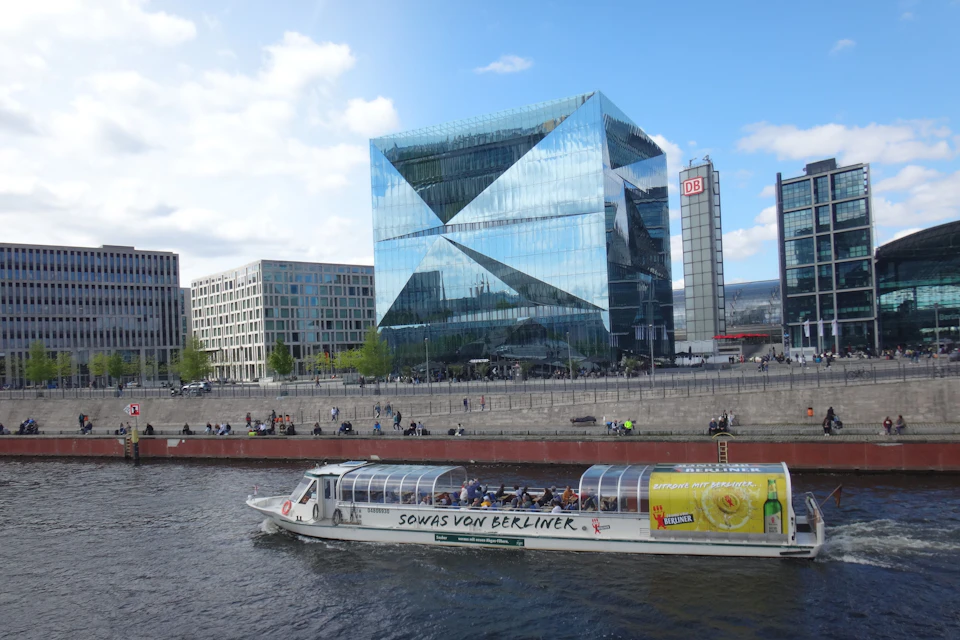 Convertible ship BärLiner in front of the new Berlin Central Station and The Cube