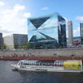 Cabrio-Schiff BärLiner vor dem neuen Berliner Hauptbahnhof und The Cube