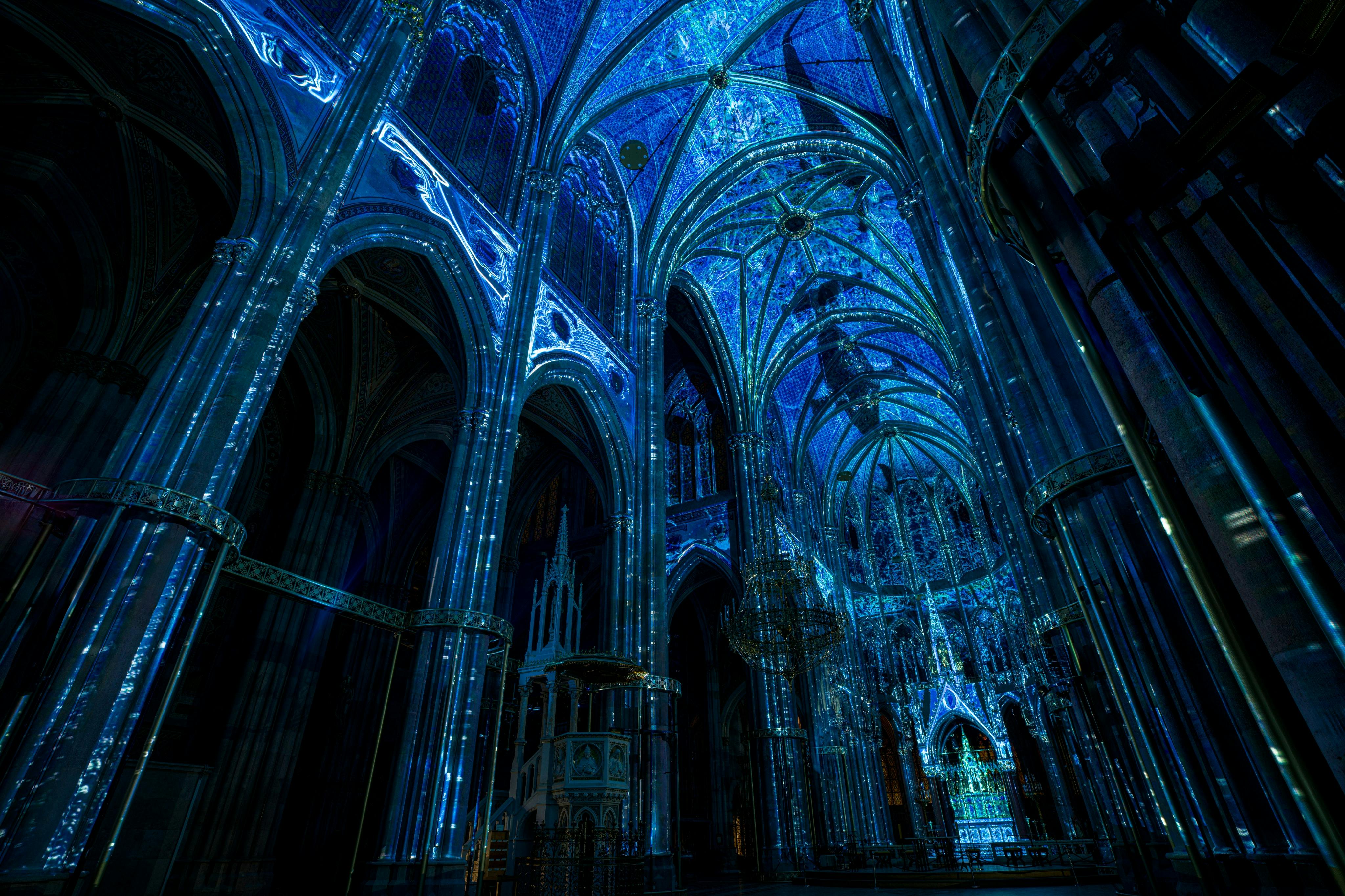 beleuchtete Votivkirche mit Walen