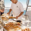 L'equipaggio dello yacht serve il cibo agli ospiti a bordo