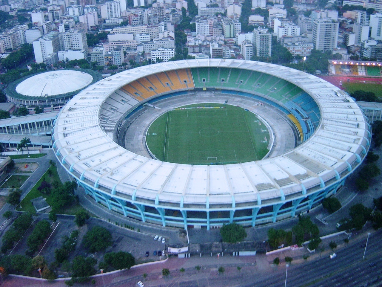 Знаменитый стадион в рио 8. Стадион Маракана в Рио-де-Жанейро. Стадион Маракана. Стадион Маракана в Бразилии. Маракана стадион вместимость.