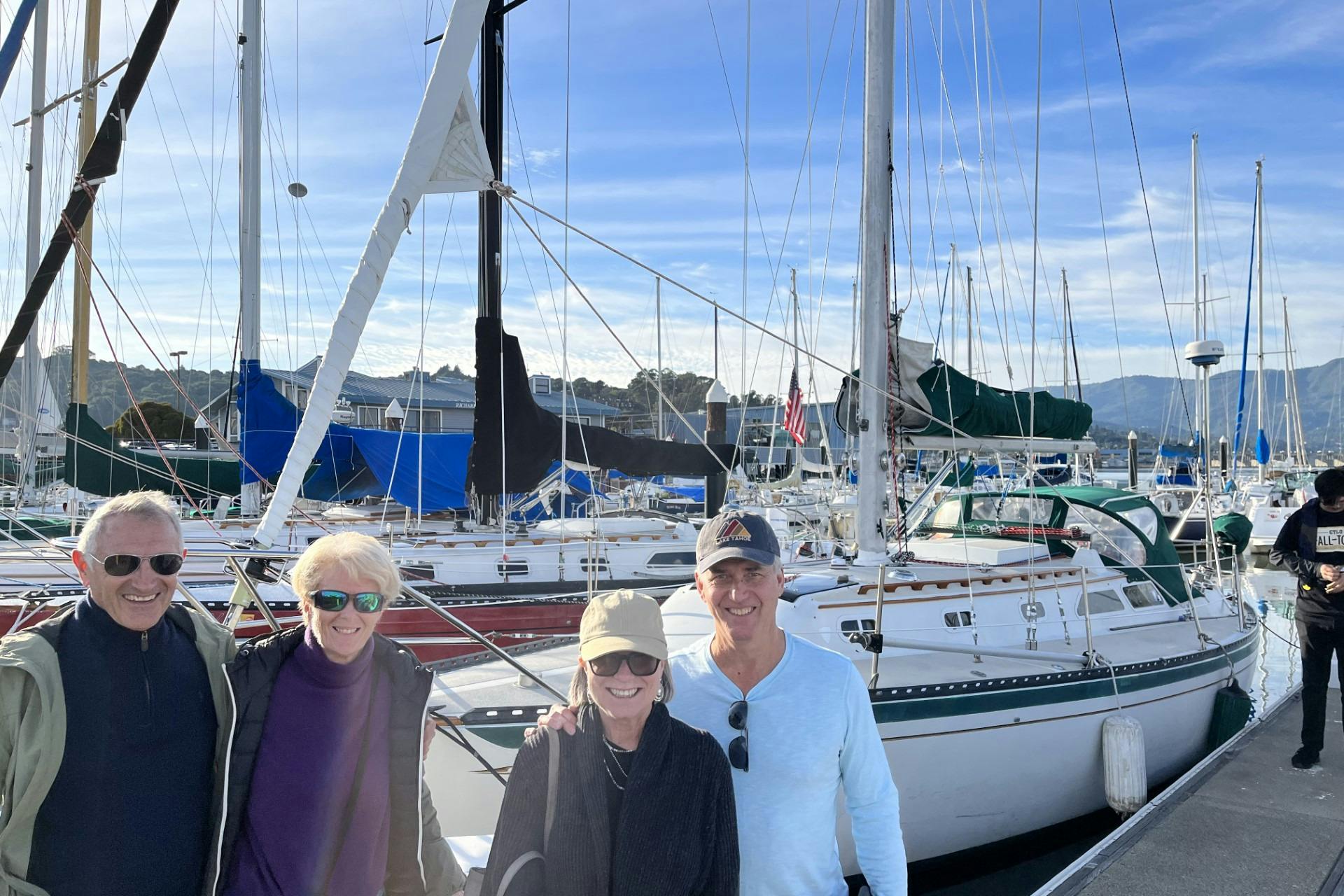 在水上度过美好的一天后，在SV Kindred Spirits面前合影留念