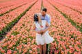Fatti fotografare in uno dei campi di tulipani.