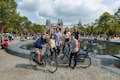 Zadowoleni klienci podczas wypożyczania rowerów w pobliżu Museumplein w wypożyczalni rowerów A-Bike Rental & Tours Amsterdam