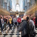 vrouw kijkt omhoog in Westminster Abbey