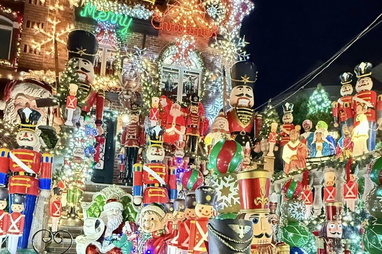 Brooklyn: Dyker Heights Guided Christmas Tour