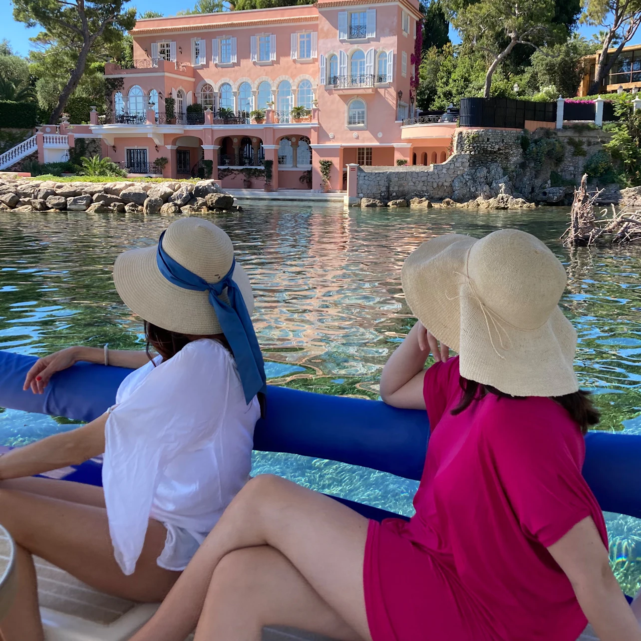 2 passengers admire a villa on the coast
