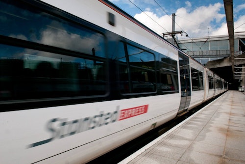 ロンドンロンドン・スタンステッド空港とリバプール・ストリートを結ぶ列車。(即日発券)