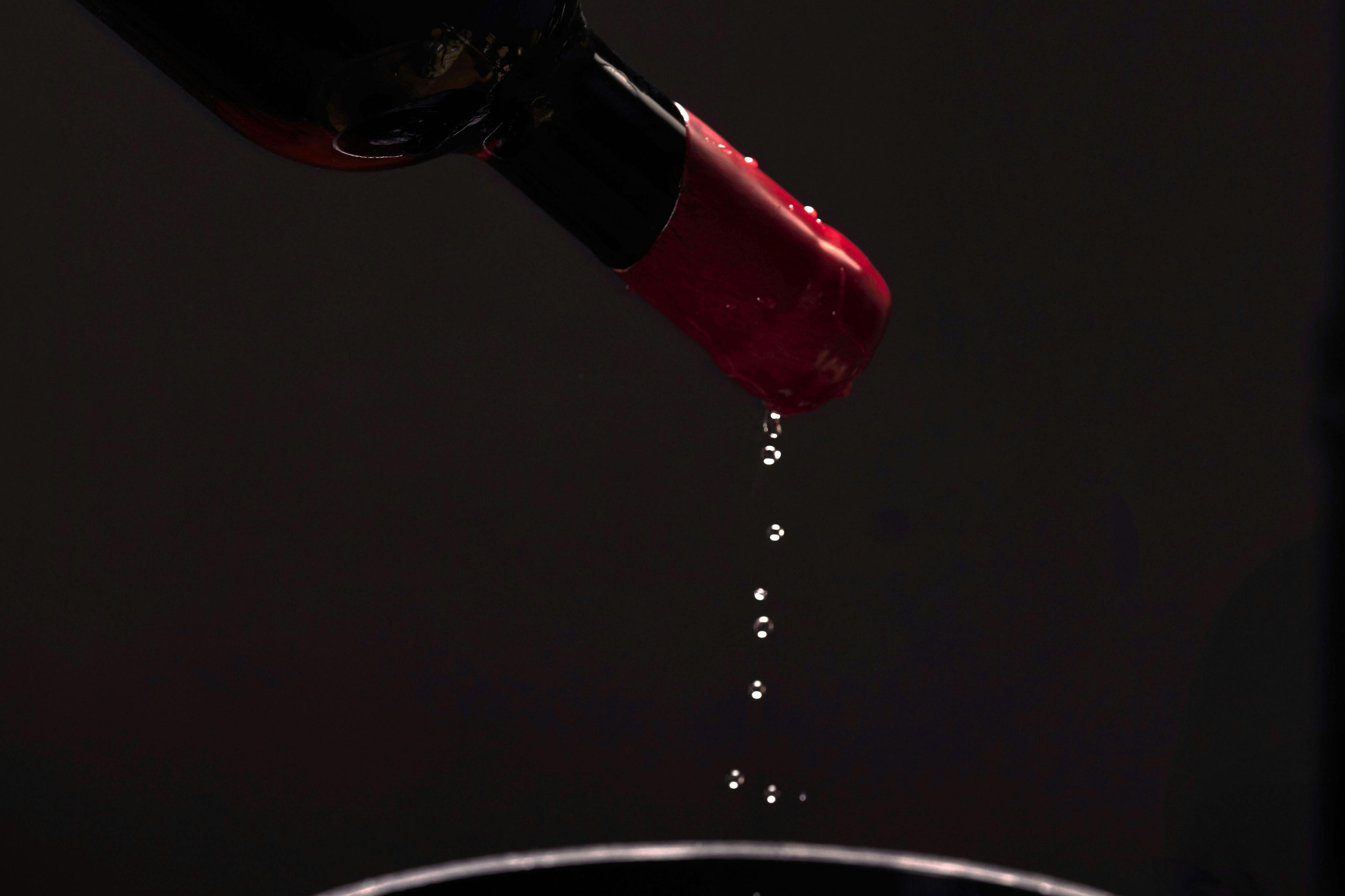 Κερώστε τη φιάλη.