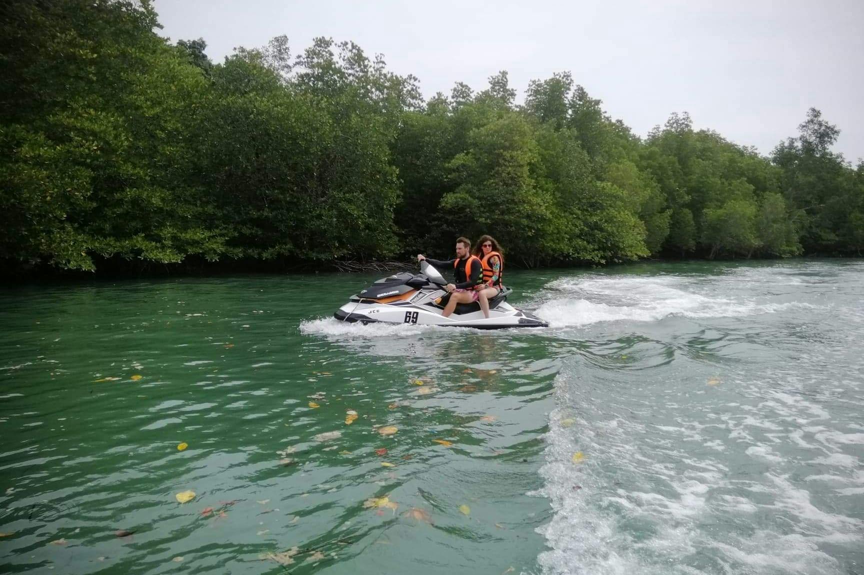 Βυθίσου στο καταπράσινο περιβάλλον του ποταμού Mangrove για μια μοναδική εμπειρία.