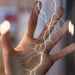 Ett handberörande glas med synliga strömmar av elektricitet som rinner genom och runt det. Suddig bakgrund.