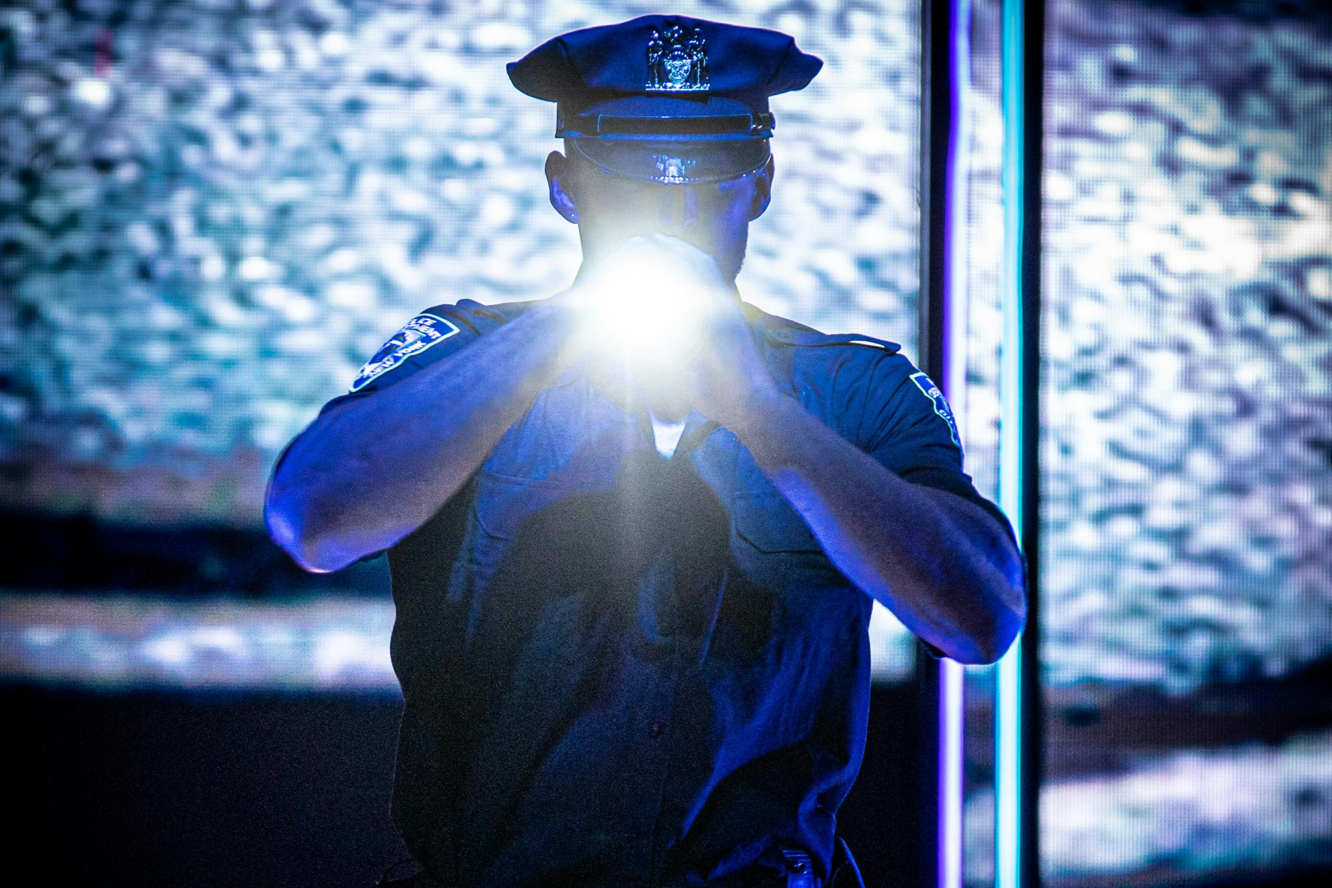 Viu l'únic espectacle d'arts escèniques masculines d'Europa: viu a Berlín! Police Men