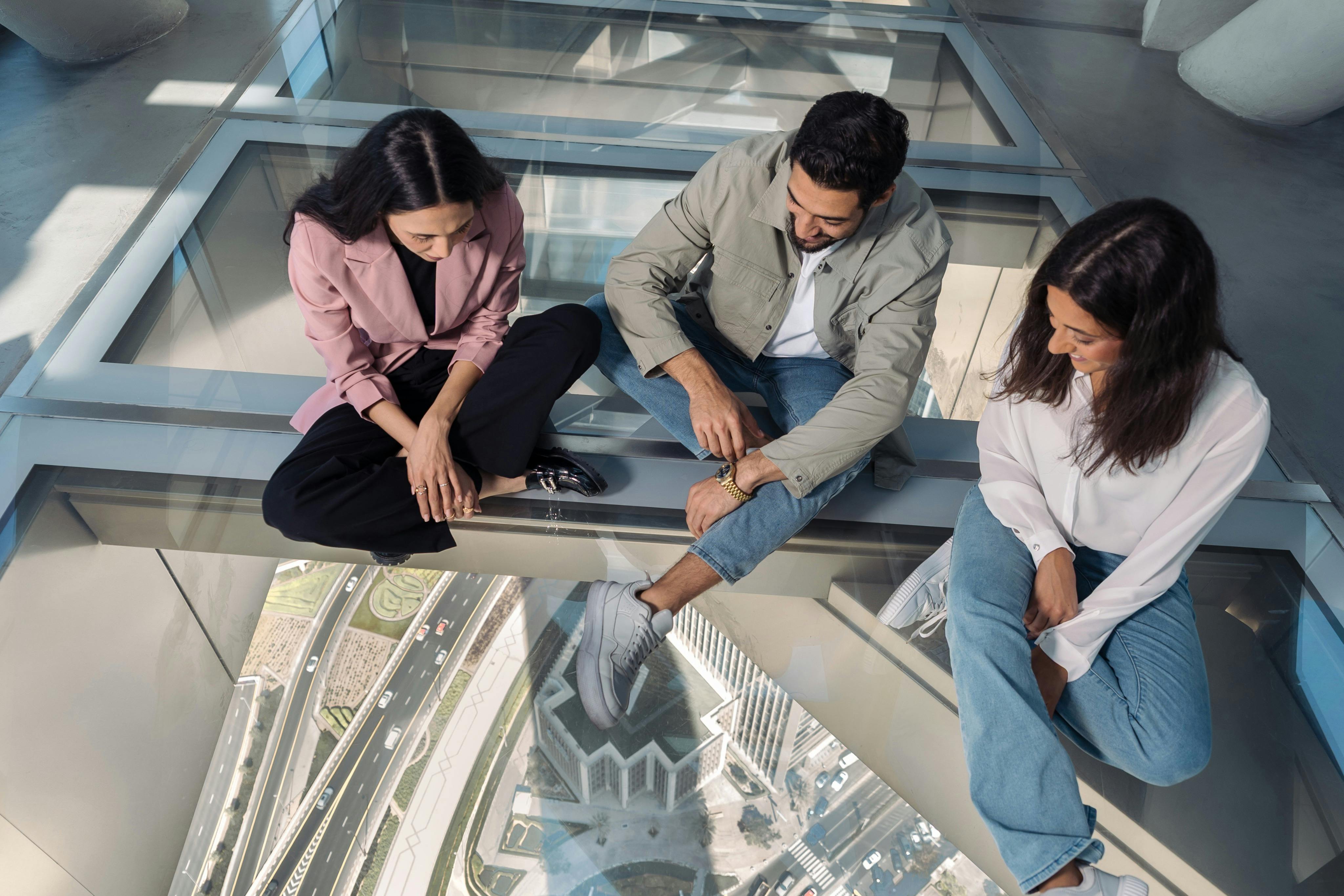 Κατάστρωμα παρατήρησης Sky Views - Εμπειρία γυάλινου περιπάτου