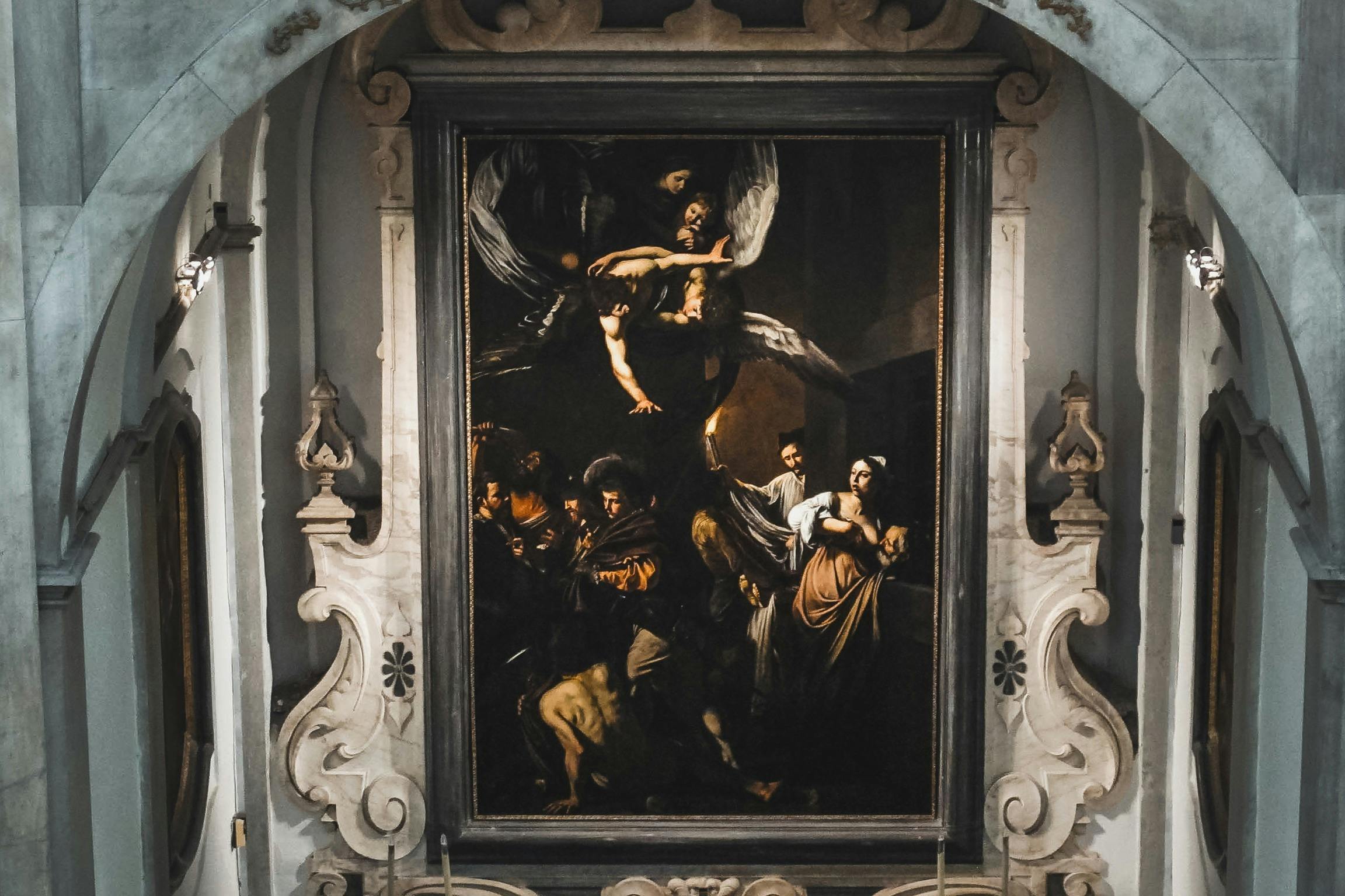 一幅华丽画框中的画作，描绘了具有多个人物和动态照明的戏剧性场景，在古典环境中展出。