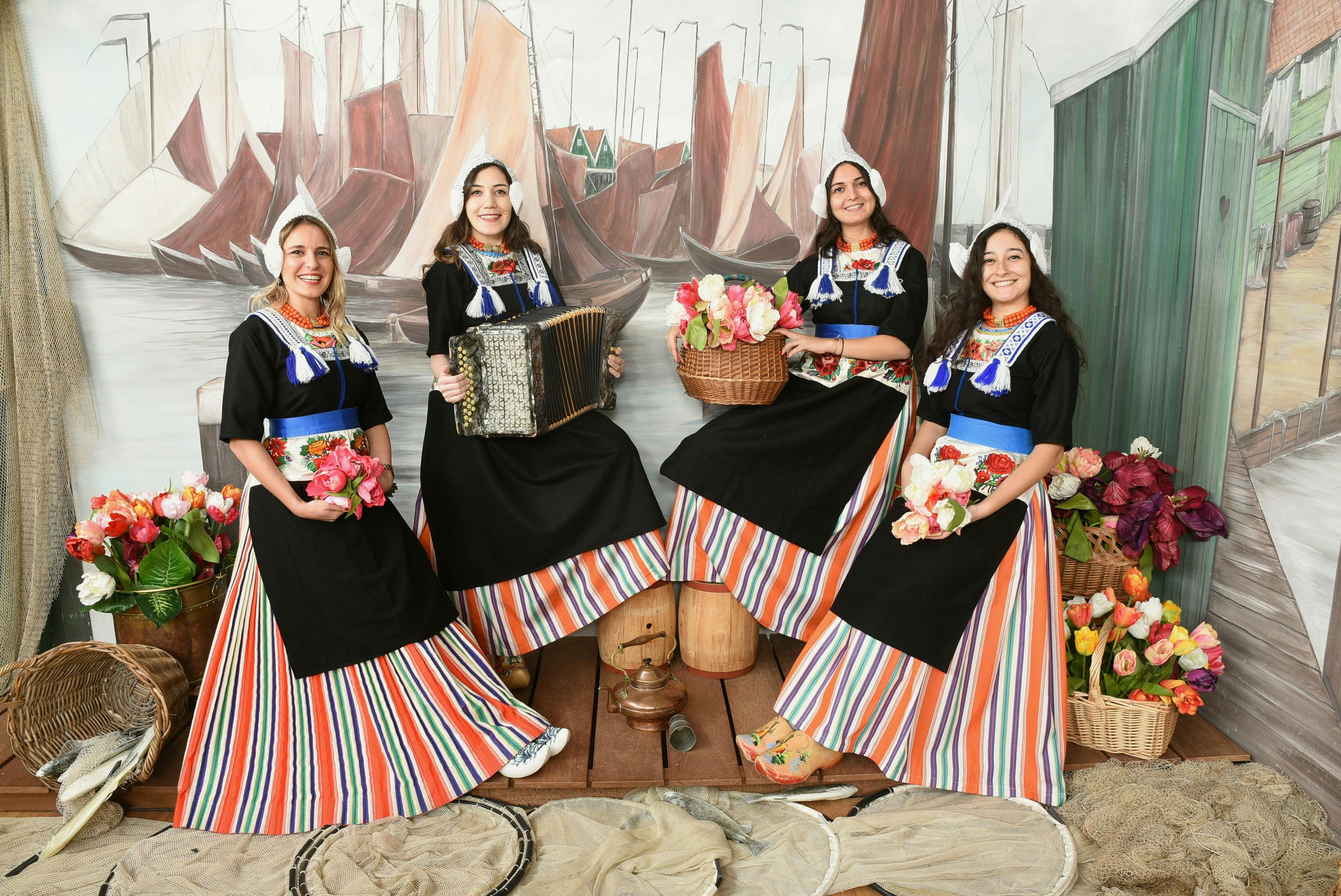 Volendam Combo: Photo in Traditional Clothing & Experience Volendam