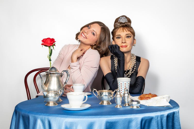 타임스 스퀘어의 마담 투소에서 오드리 헵번의 왁스 피규어와 함께 포즈를 취하는 관광객