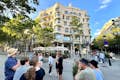 Bezoekers buiten La Pedrera, ook wel Casa Mila genoemd in Barcelona, bewonderen de golvende gevel van Gaudí.