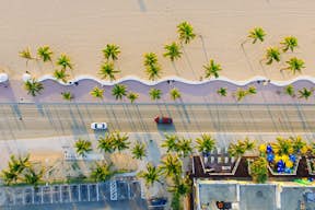 Foto aérea de carretera junto a una playa