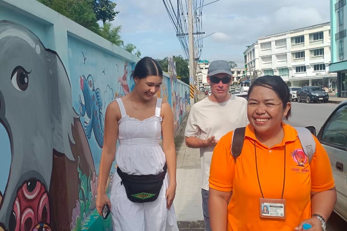 투어 가이드 및 관광객