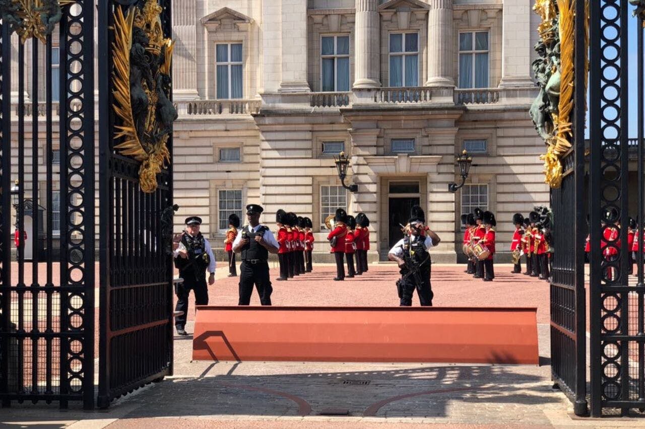 Bramy w Pałacu Buckingham