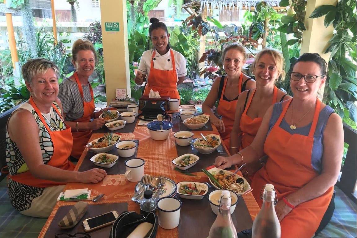 友人と一緒に作った料理を味わいましょう。