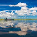 Un caimán y un barco en los Everglades de Florida