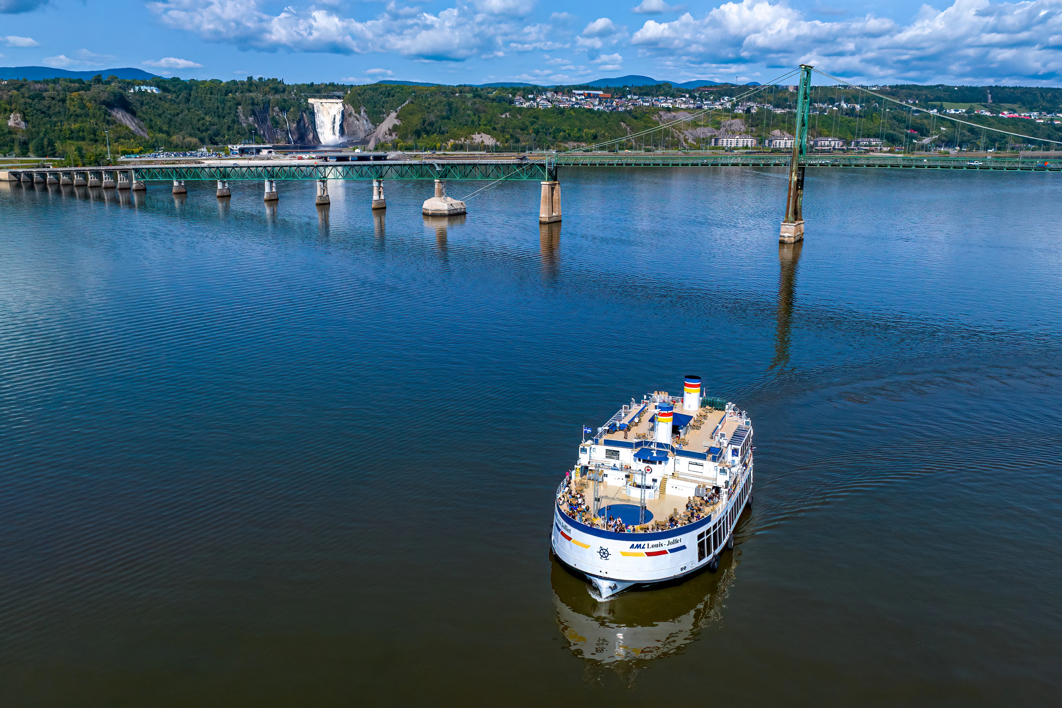 Quebec City: Guided Day Trip from Montreal with Montmorency Falls & Cruise
