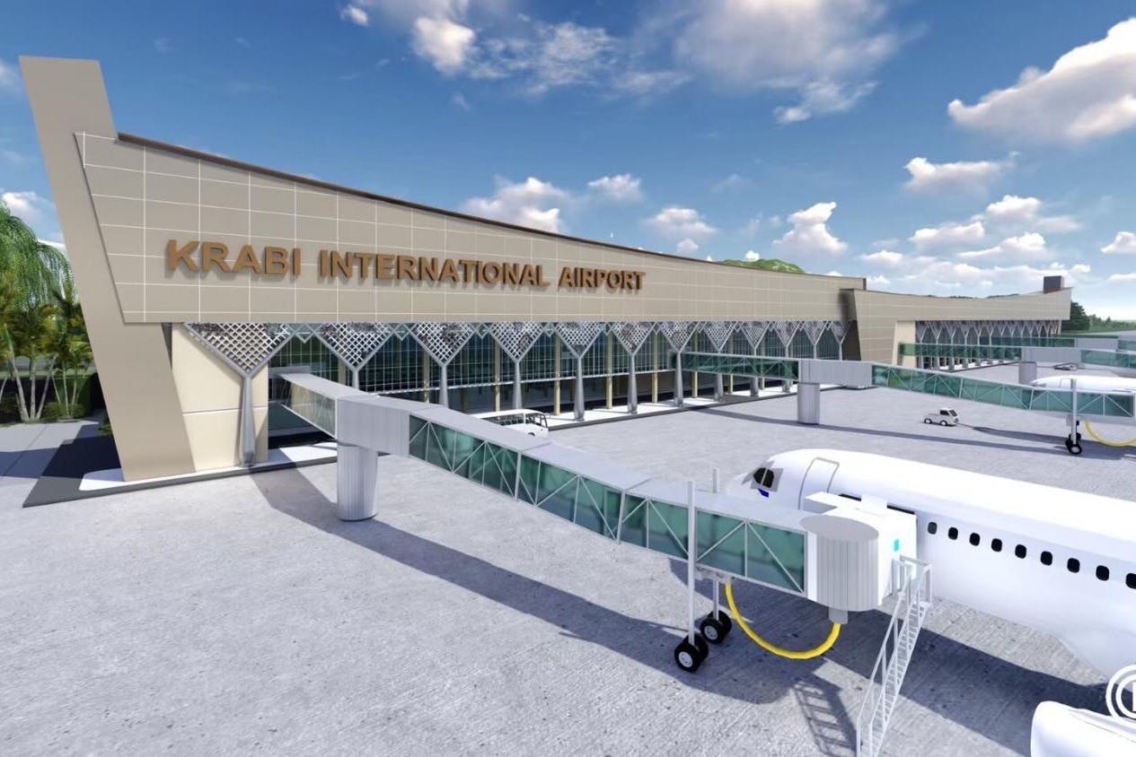 L'aéroport international de Krabi avec des passerelles reliant les avions stationnés, sous un ciel bleu avec des nuages épars.