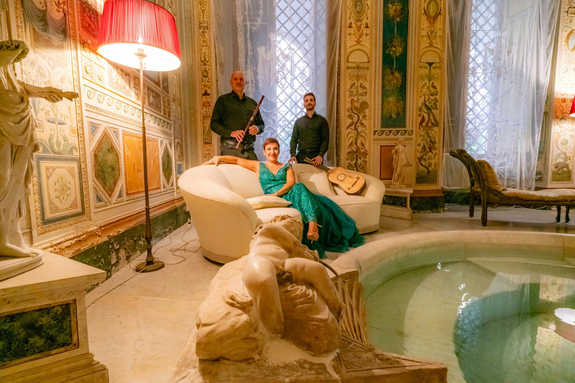 Ο ξεναγός θα σας συνοδεύσει στο Διαμέρισμα και θα μαγευτείτε από το όμορφα διακοσμημένο Bagno di Diana.