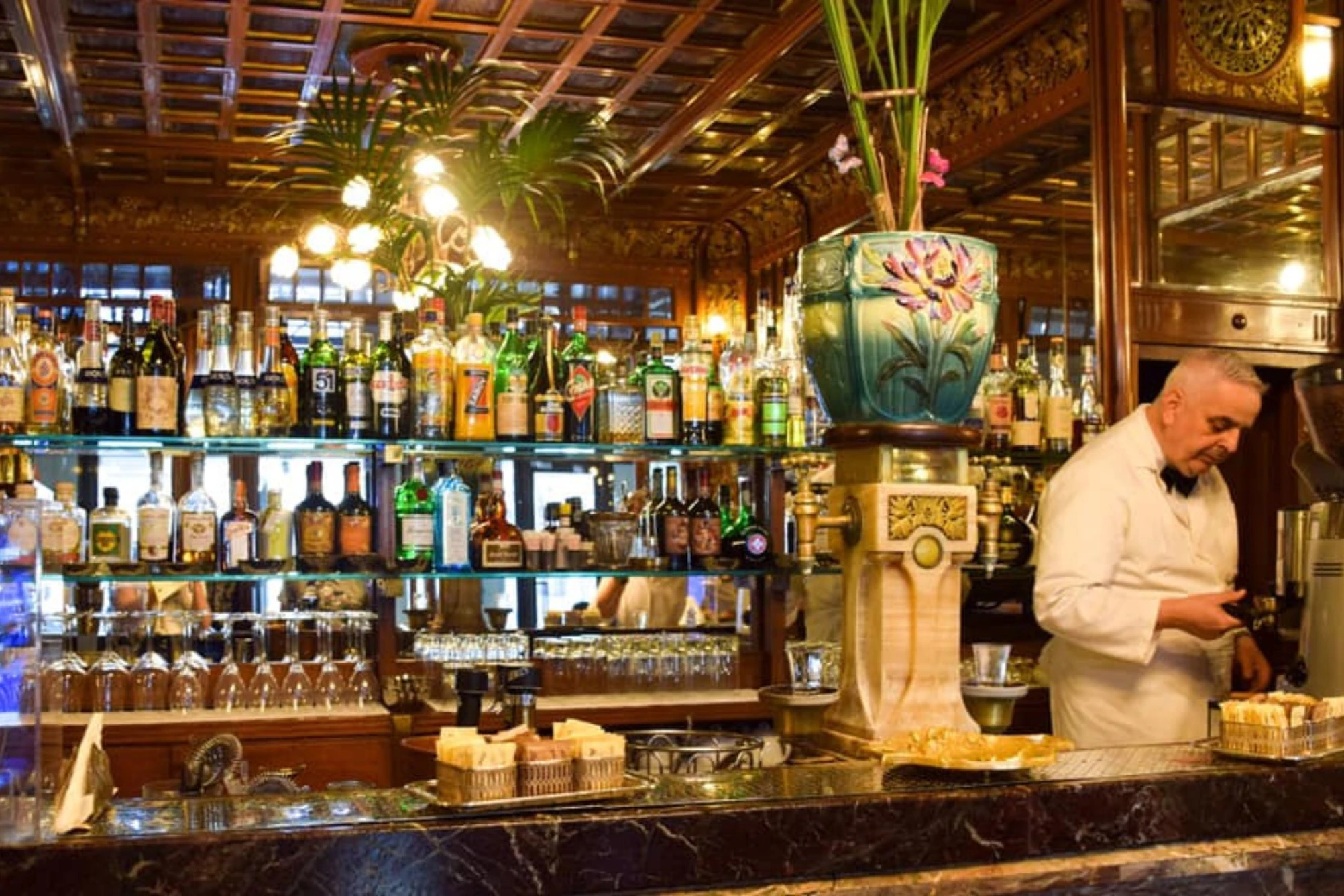 Turin: Guided Food Tour with Chocolate and Wine Tasting