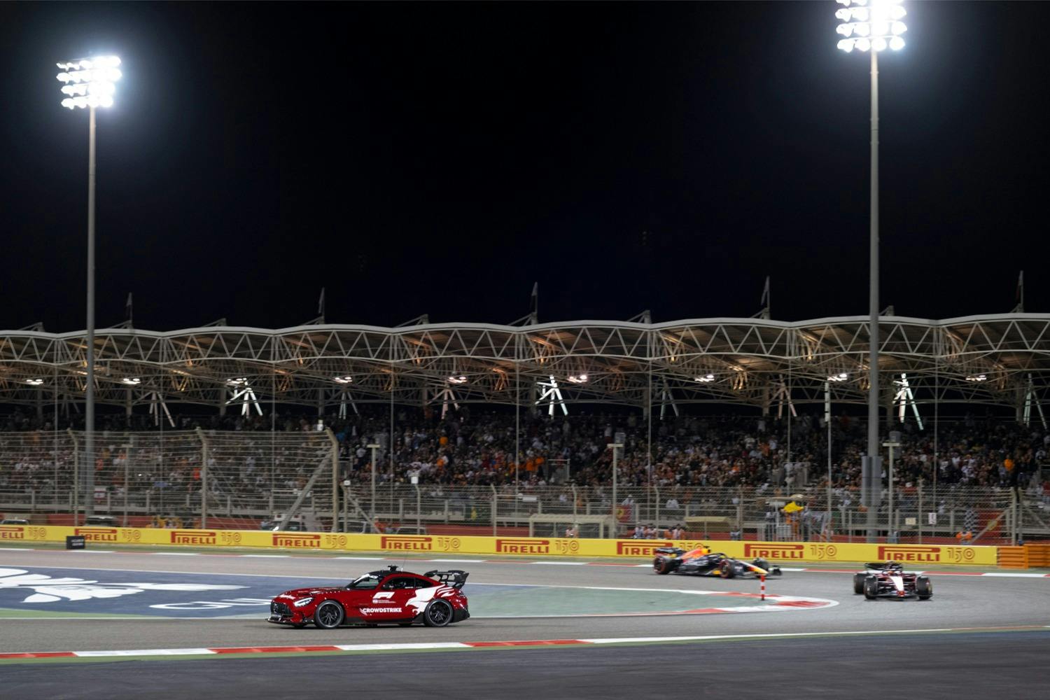 Les voitures de F1 roulent derrière la voiture de sécurité