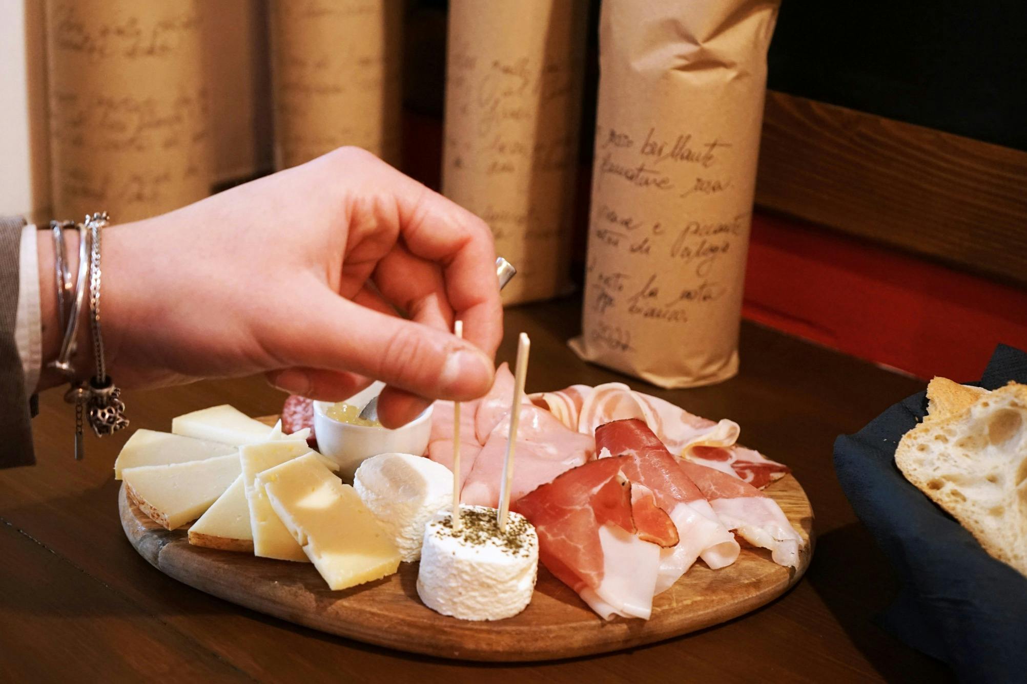 Piatto di formaggio e prosciutto alla degustazione di vini a Torino
