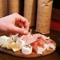 πιατέλα με τυρί και ζαμπόν στη γευσιγνωσία κρασιού στο Τορίνο