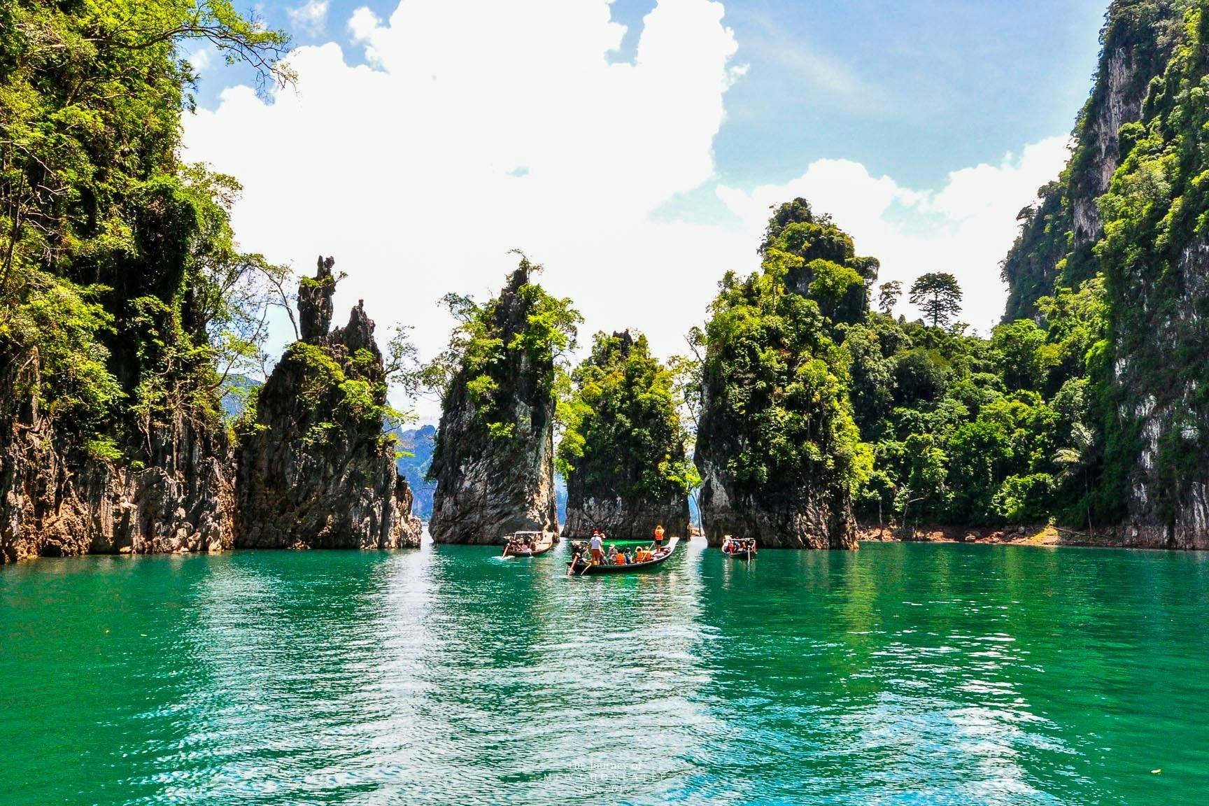 Immergiti nella bellezza mistica del lago Cheow Lan nel Parco Nazionale di Khao Sok.