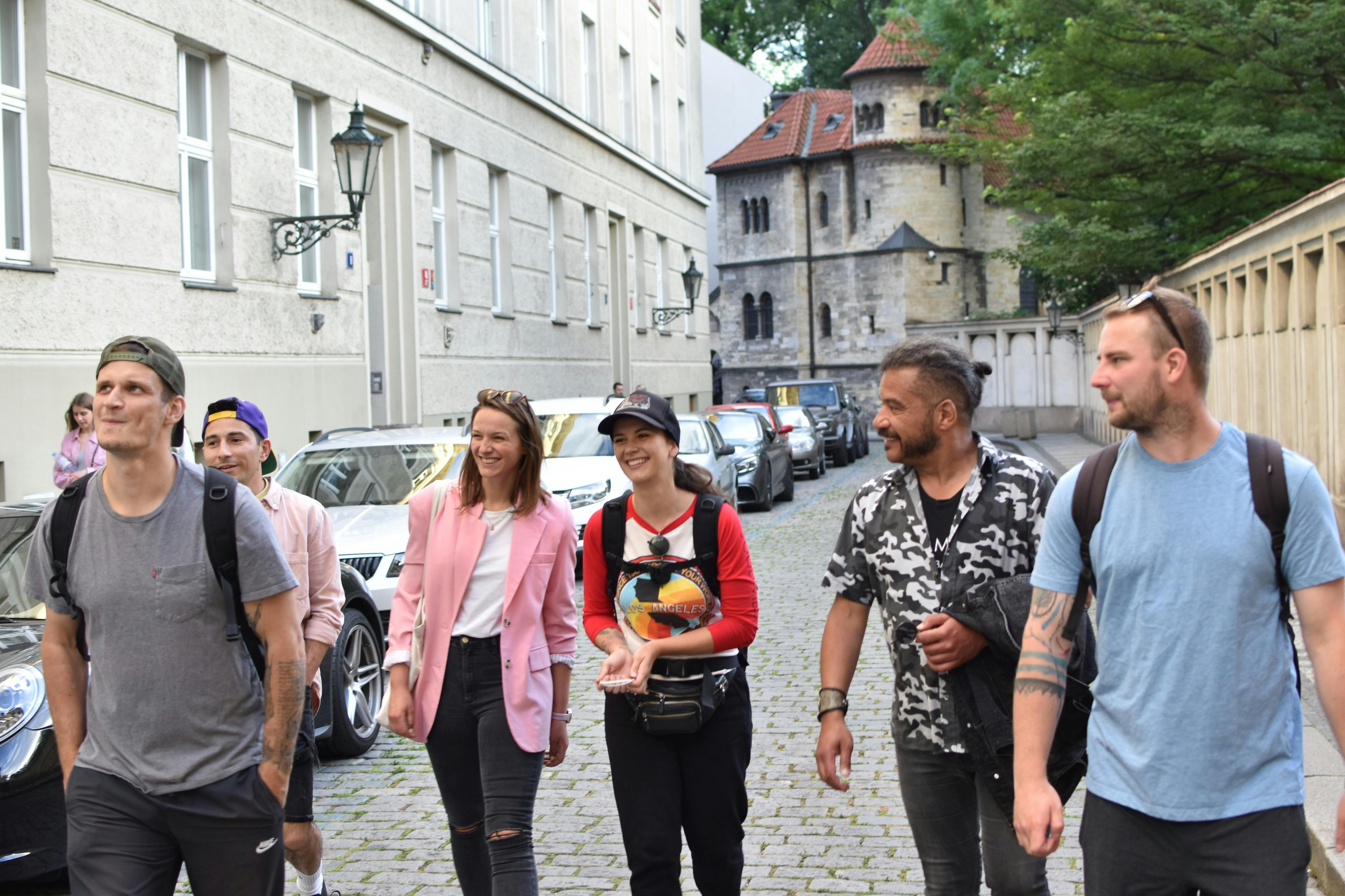 屋外の部分は、少人数のグループでの滞在となります。