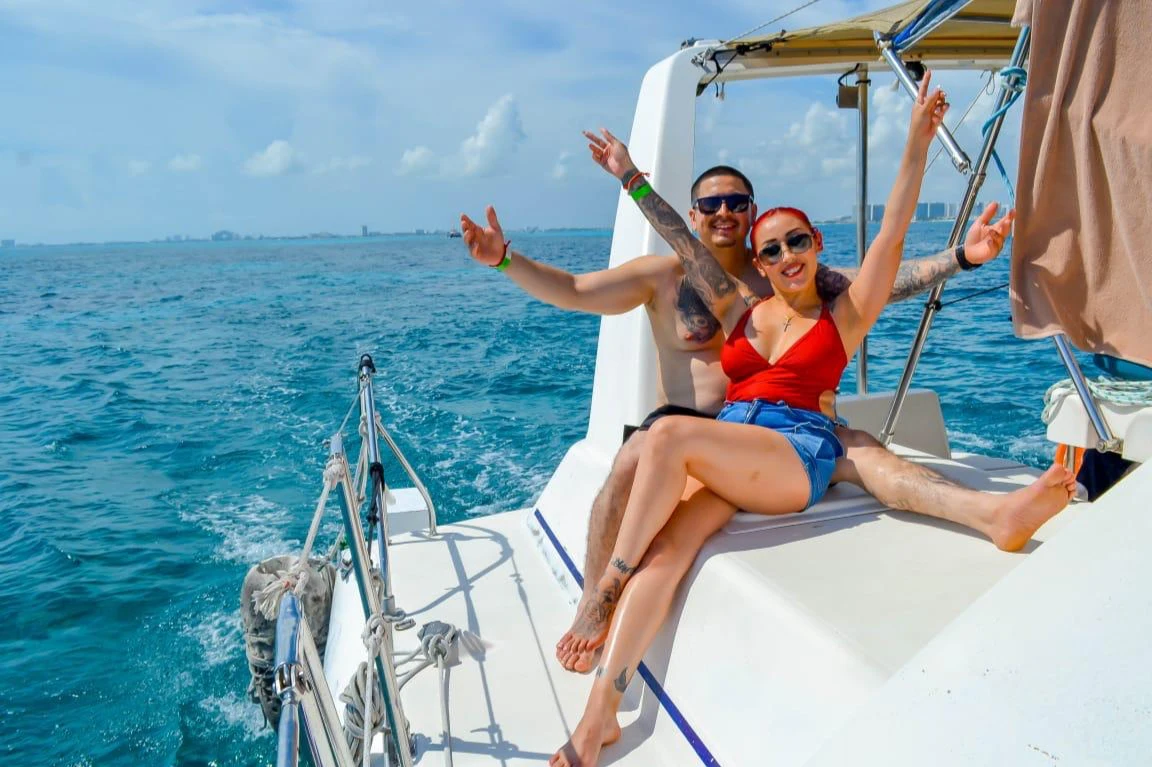 Isla Mujeres: Catamaran Tour with Snorkeling & Beach Club from Cancún