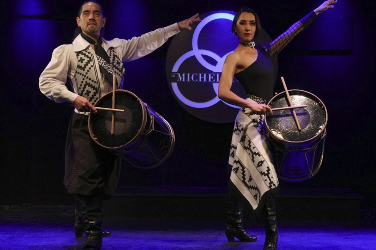 随着舞蹈演员的旋转，音乐家的演奏，传统的精神充满了空气，阿根廷的民间传说表演充满了色彩。