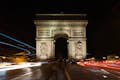 Fotografía de larga exposición del Arco del Triunfo de noche con las estelas de luz de los coches