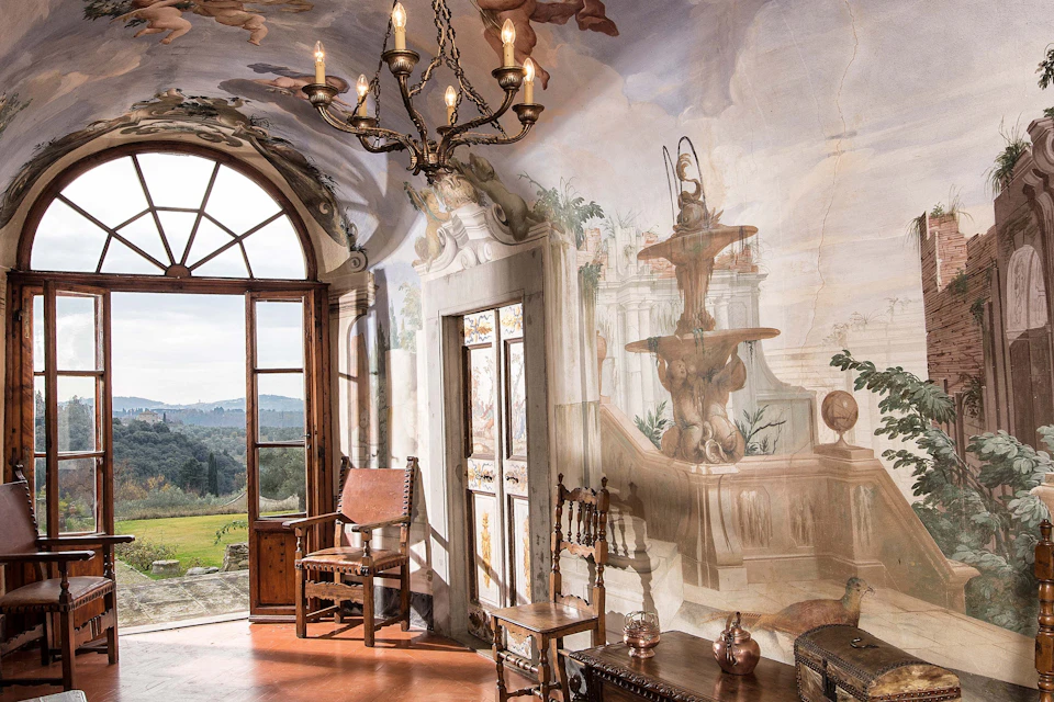 The frescoed passage