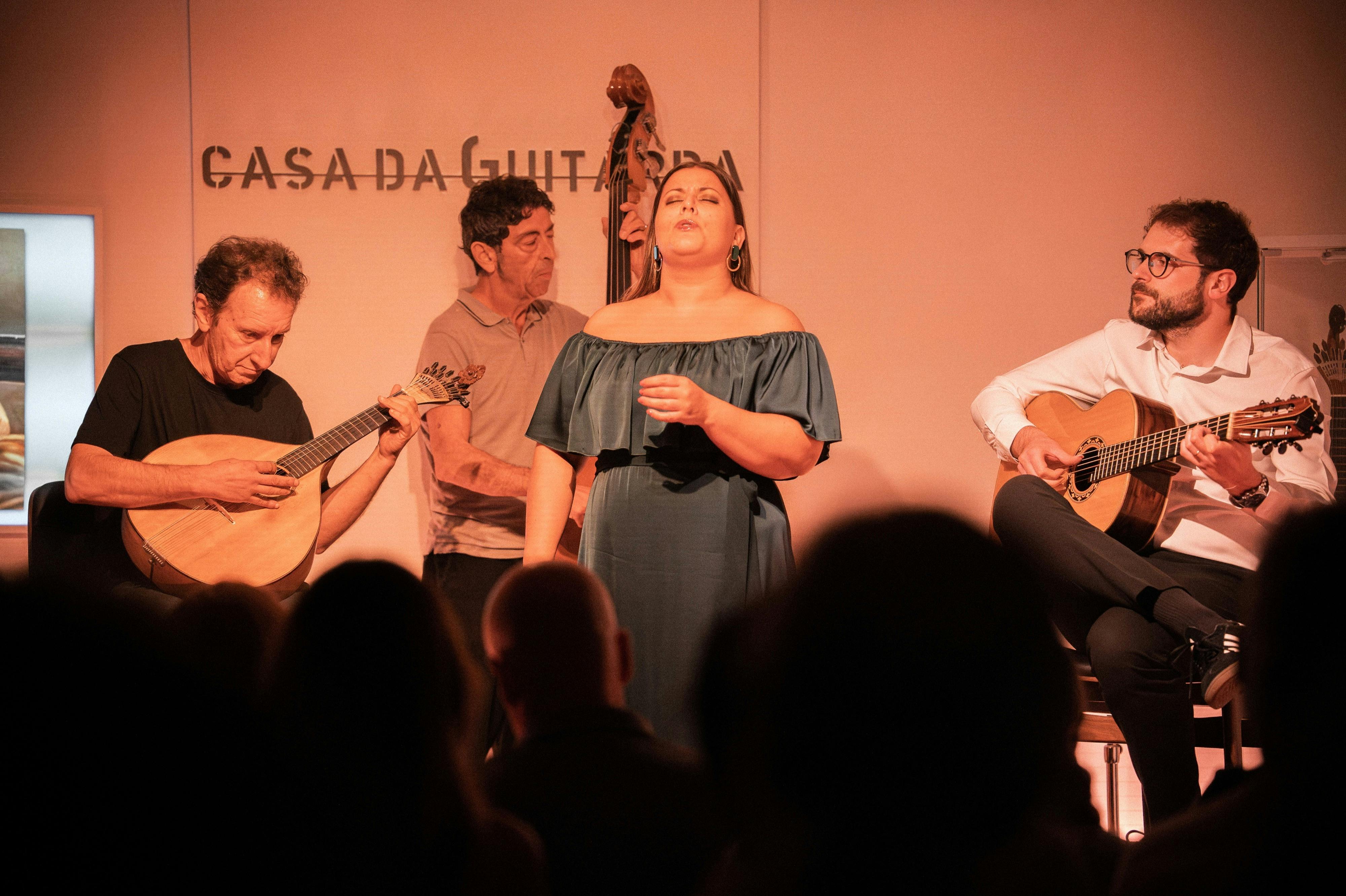 Oporto: Concierto de Fado en la Casa da Guitarra con Vino de Oporto