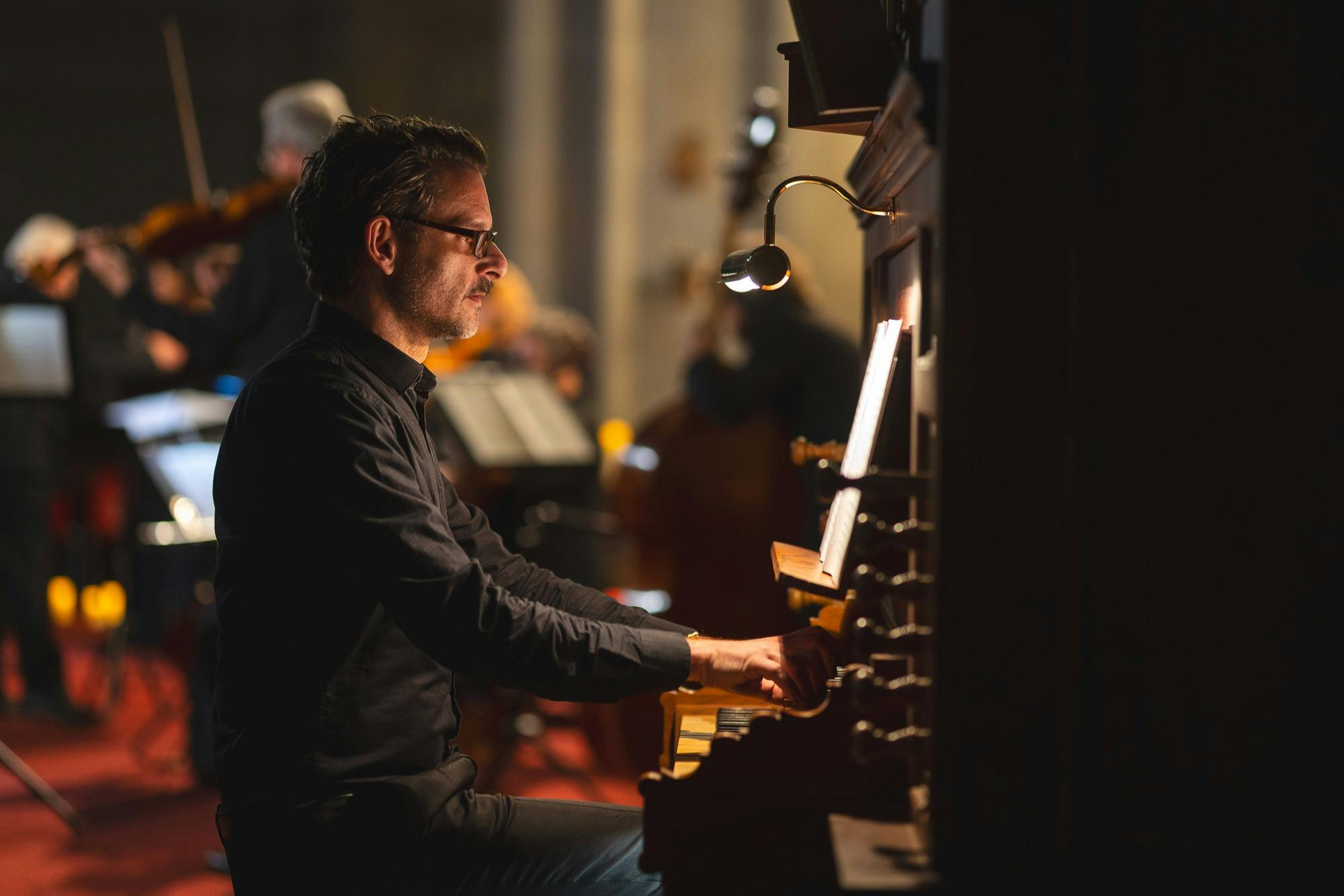 Musiker spielt Orgel