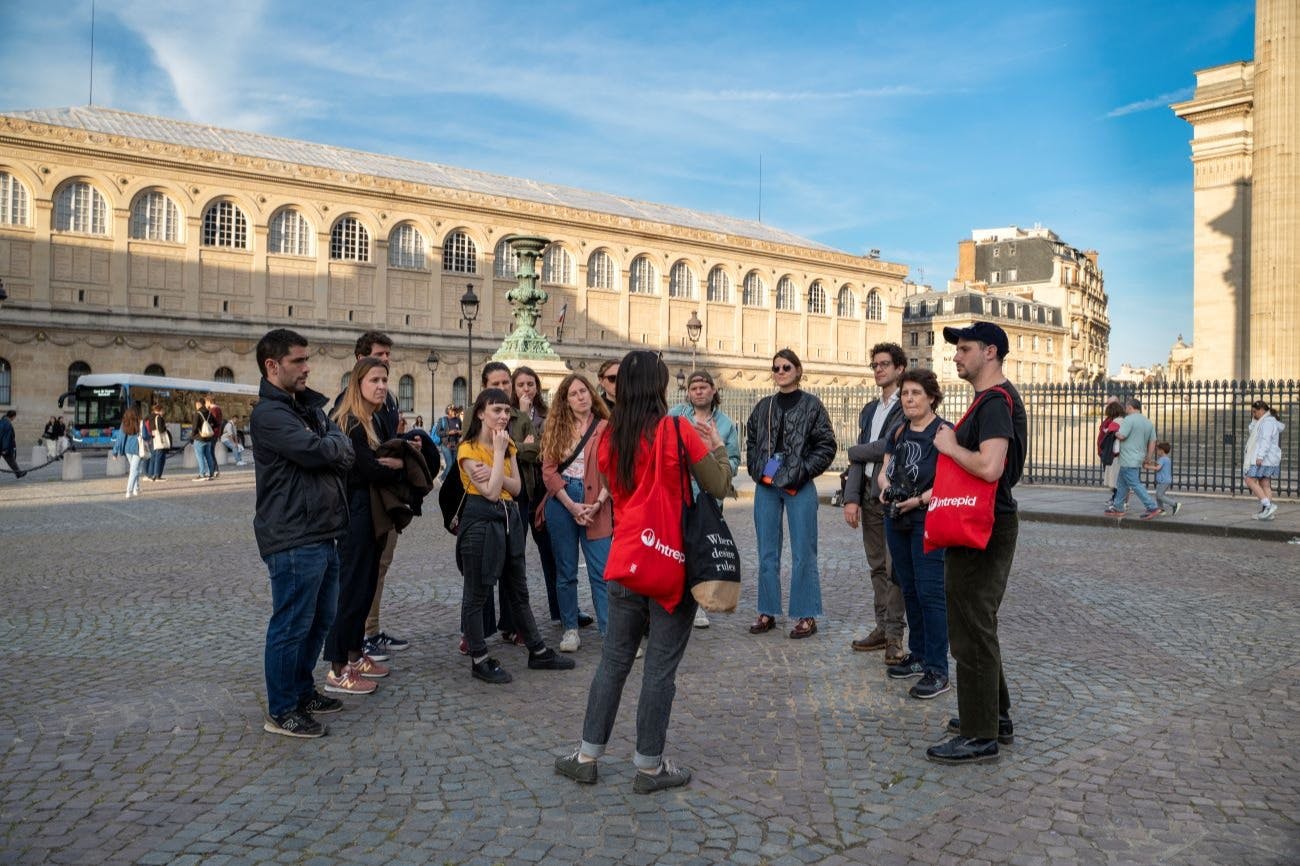 유서 깊은 건물을 배경으로 자갈길을 걷는 사람들의 모습을 담은 투어 가이드가 준비되어 있습니다.