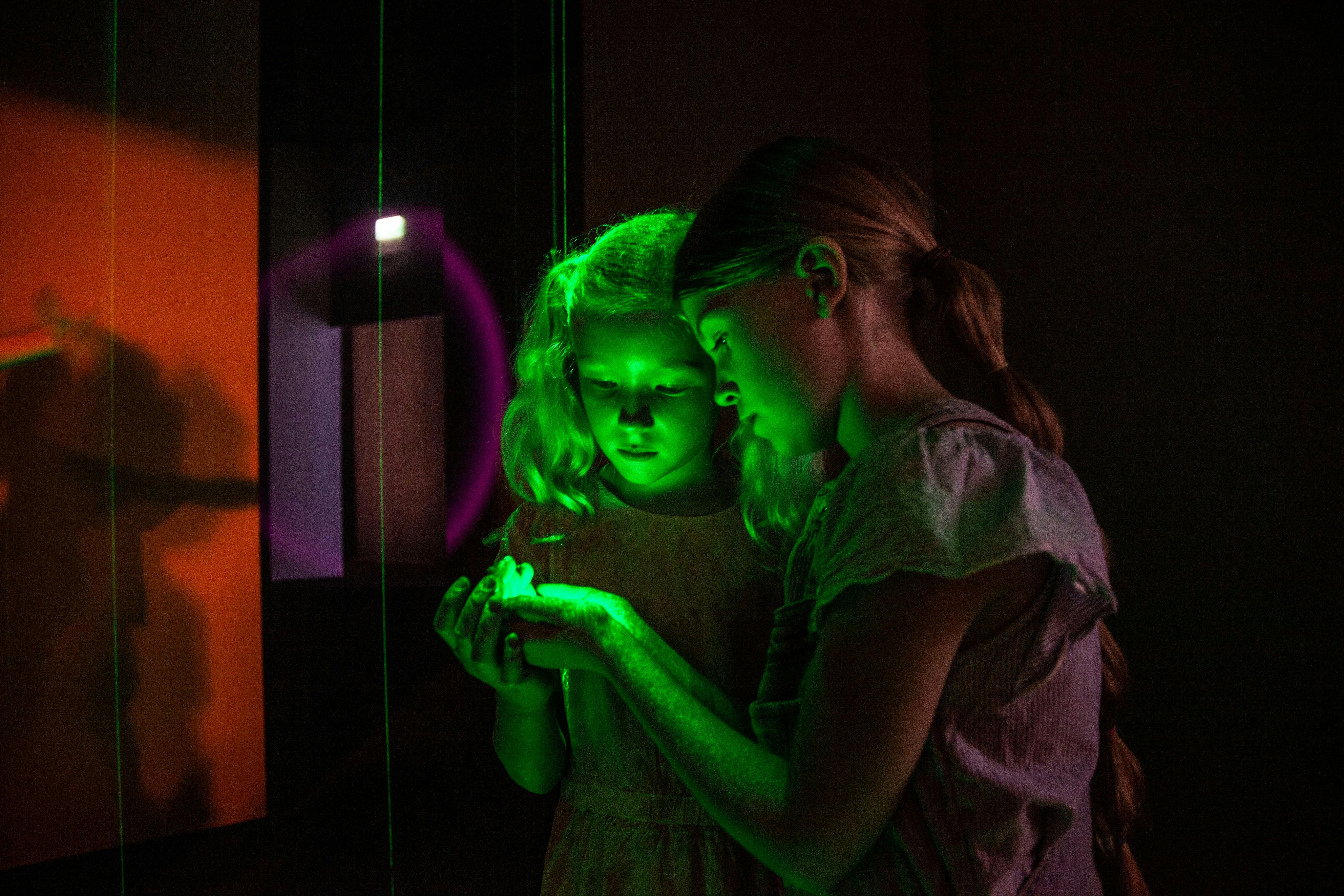 探索光与影，在《光之迷宫》中弹奏激光竖琴