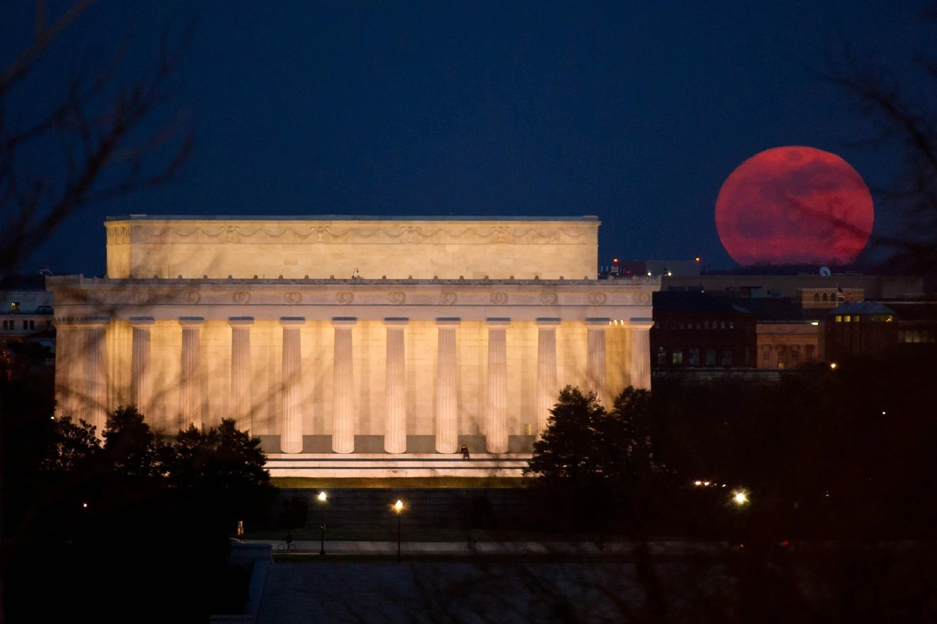 Passeio noturno a pé pelos memoriais de Washington, D.C.