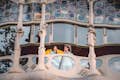 Visitantes apreciando a Casa Batlló com a Visita Noturna