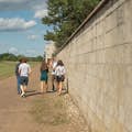 Gruppo e guida presso il muro perimetrale del memoriale di Sachsenhausen