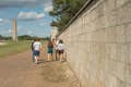 Gruppe und Führer an der Außenmauer der Gedenkstätte Sachsenhausen