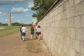 Ομάδα και ξεναγός στο περιμετρικό τείχος του μνημείου Sachsenhausen